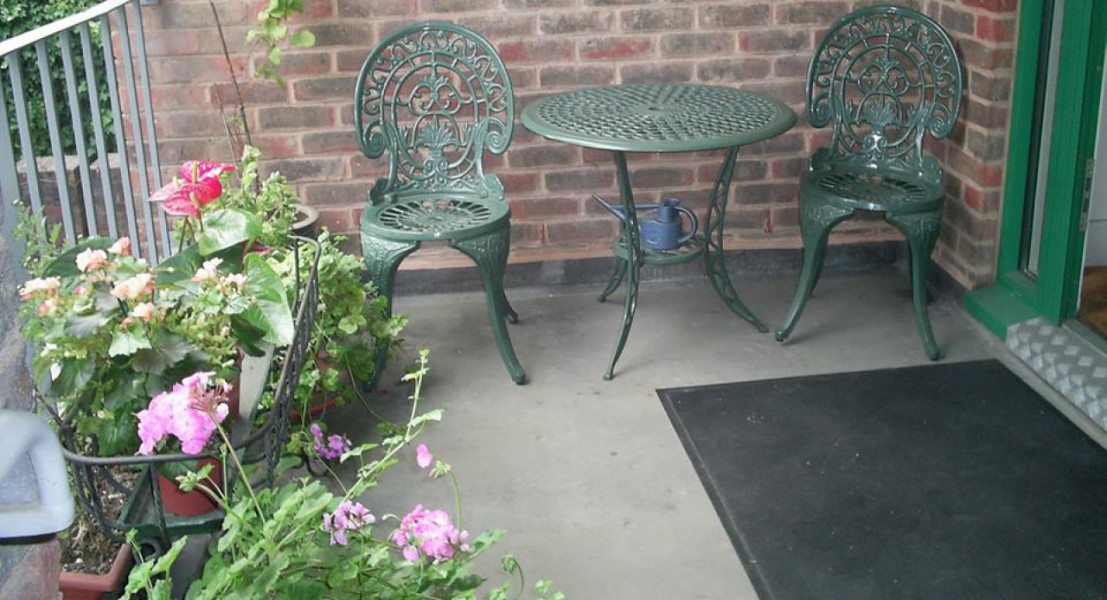 cropped-outside-chairs.jpg